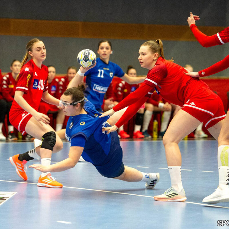 Kosovo - Oesterreich. Bild zeigt Nina Neidhart, Meltem Ylberi, Ines Ivancok