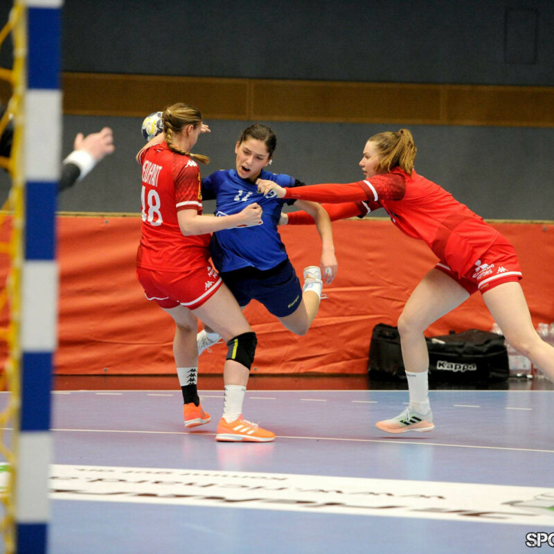 Kosovo - Oesterreich. Bild zeigt Nina Neidhart, Arlinda Hajdari